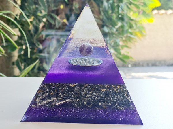 Orgonite pyramide sphère améthyste violette